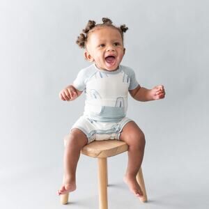 Kyte Baby Shortall in Fog Rainbow Romper Size 12-18 Months Blue White